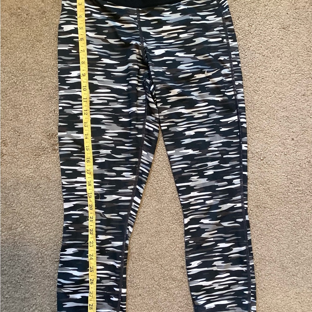 Womens Nike Dri Fit Relay Gray Black White Camo Printed Cropped Leggings - M